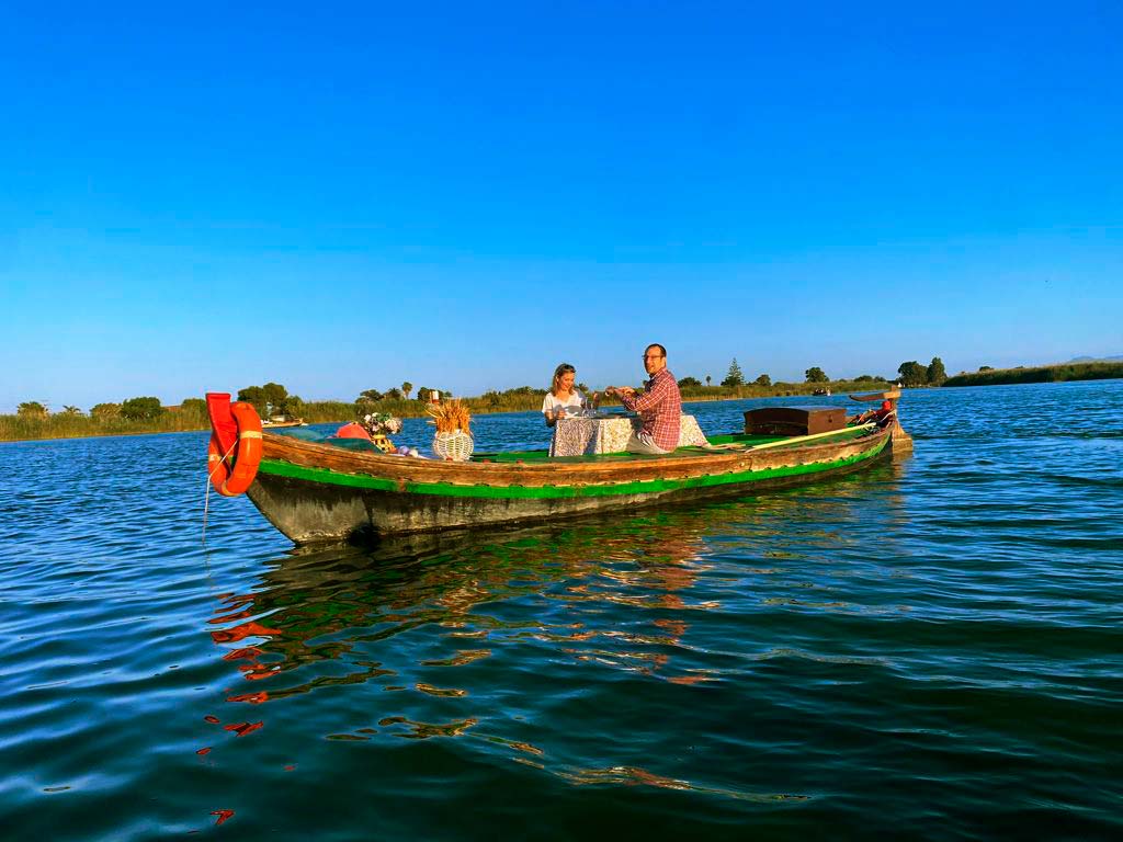 Paseo en barca con cena