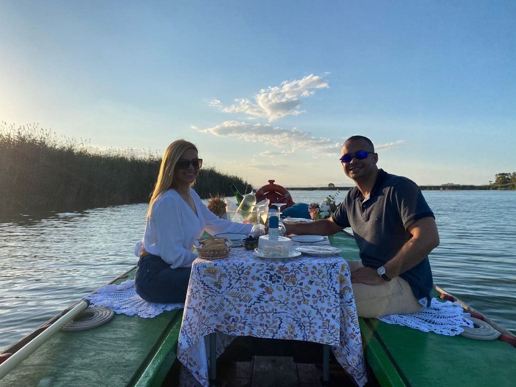 paseo en barca y cena romatinco puesta de sol