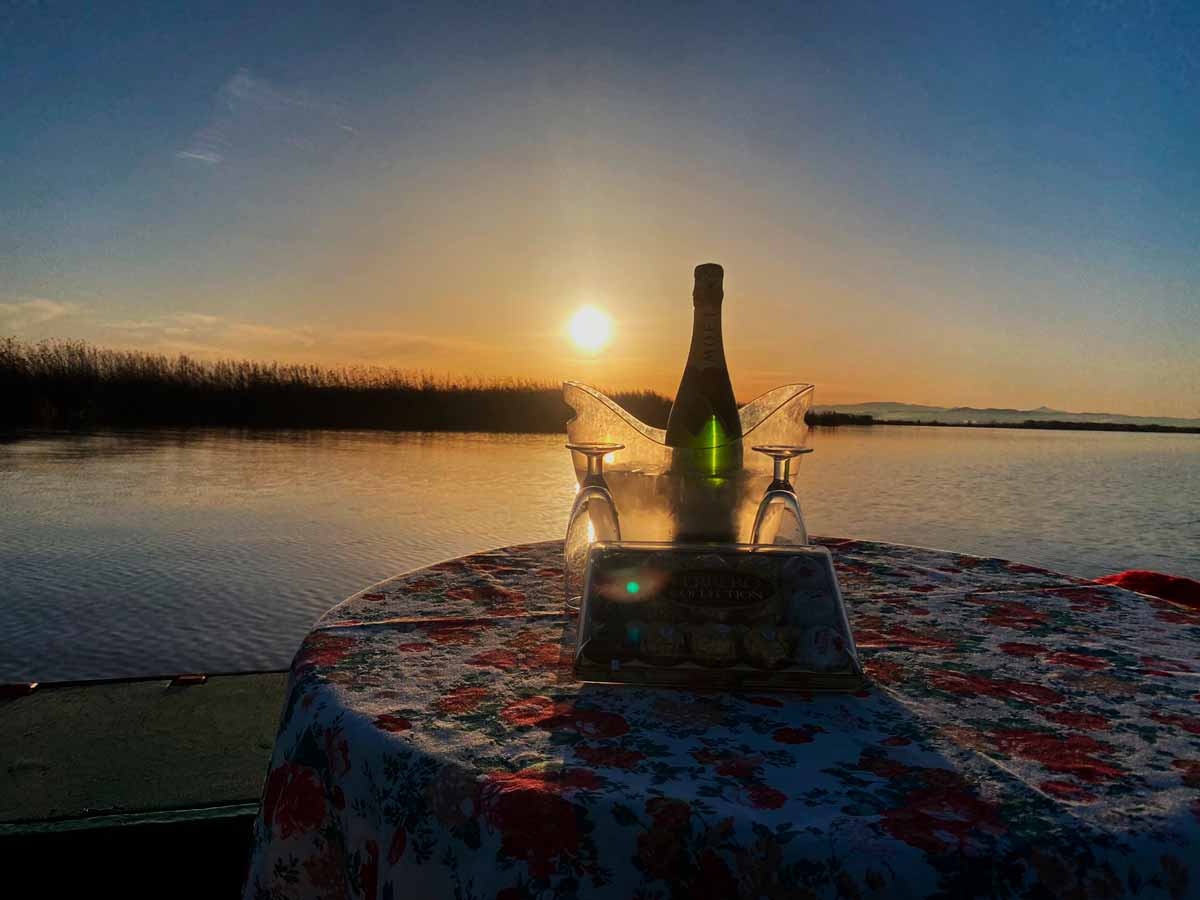 Paseos en barca romántico con botella de champagne